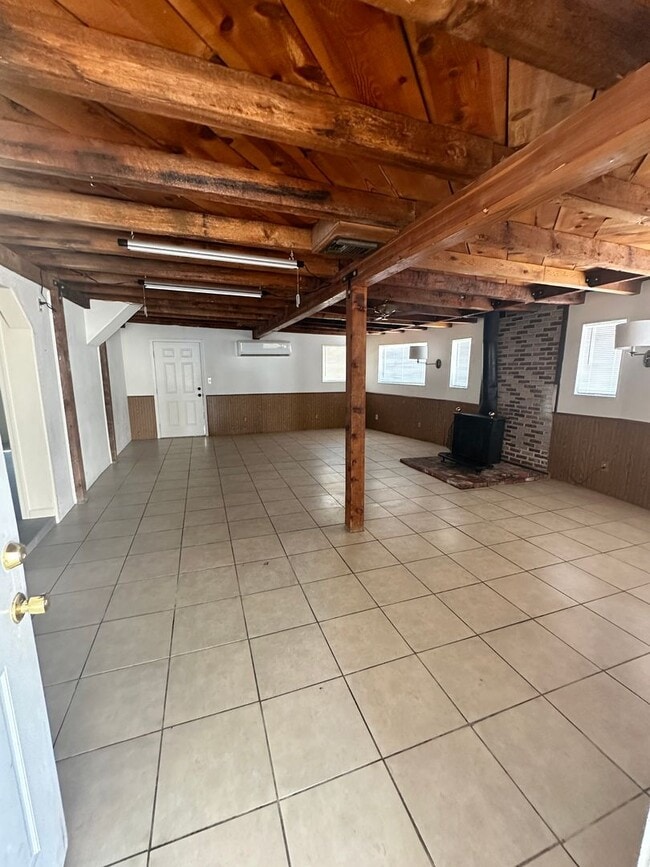Building Photo - 4 bedroom Rental