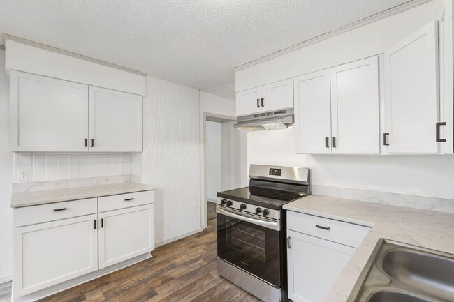 Building Photo - REMODELED 3 Bed | 1 bath | FENCED IN YARD ...