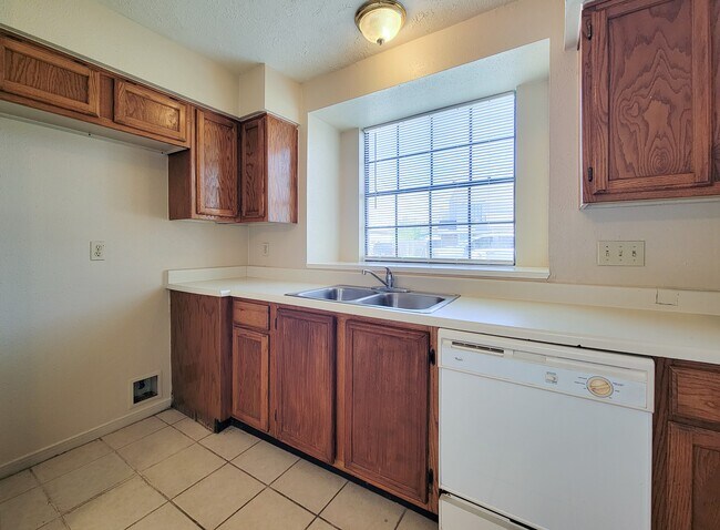 Building Photo - 10059 Emerald Creek Dr