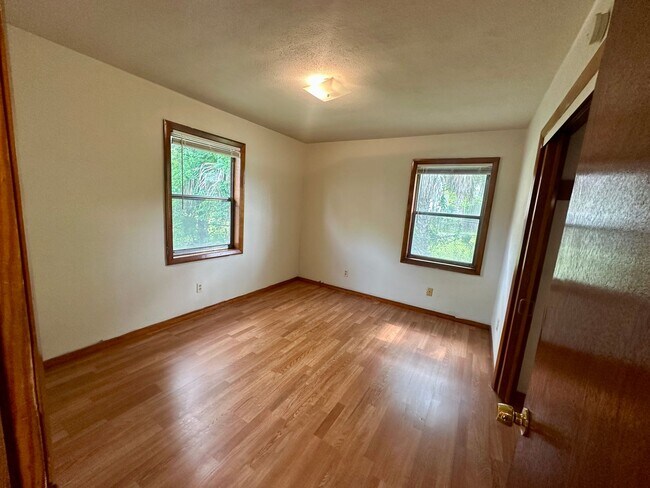 Building Photo - 2 BEDROOM | 1 BATH HOME w/ BONUS ROOM, YAR...