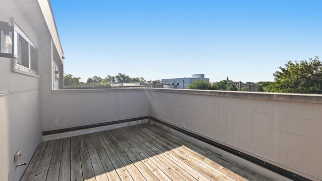 Building Photo - 6227 S Ellis Ave