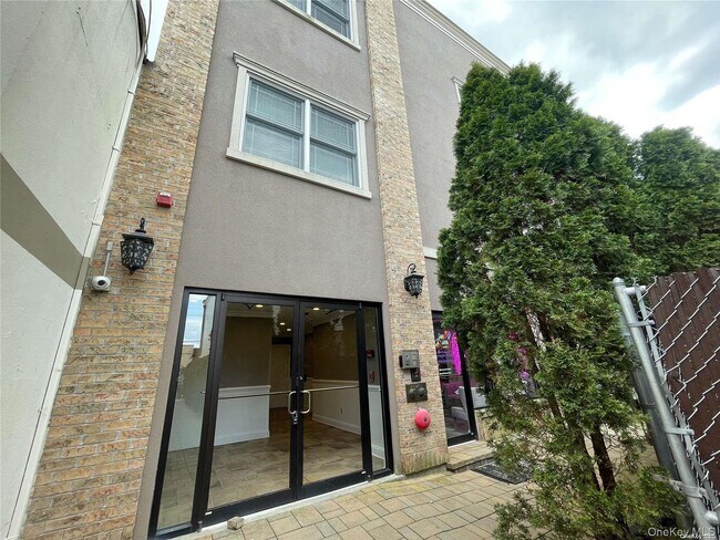 Building Photo - 328A Main St