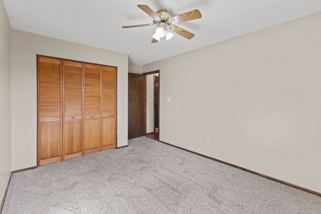 Building Photo - Beautiful 4 bed, 2 bath on Cul-de-sac  w/ large yard available in Central Loveland