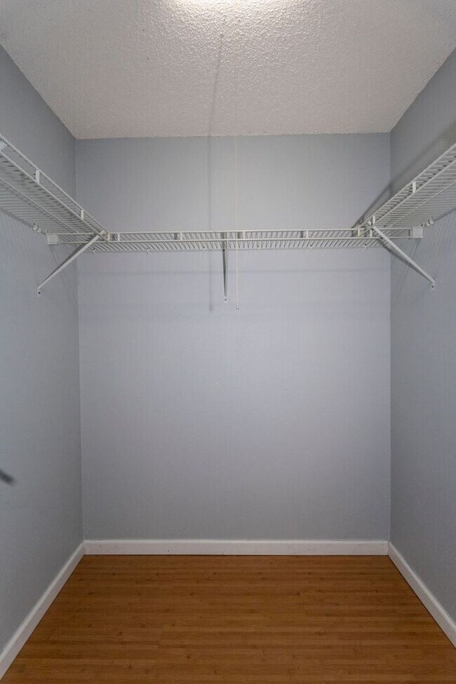 Building Photo - 2/1 condo