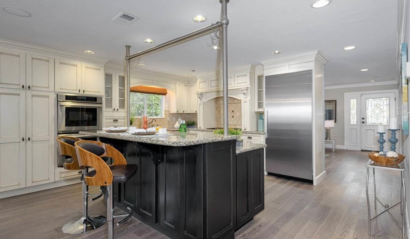 Building Photo - 10086 La Paz Ave