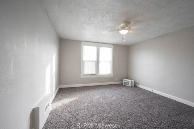 Building Photo - Charming 2-Bedroom Duplex in Indianapolis ...