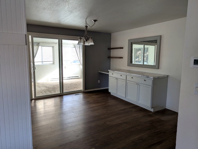 Building Photo - 2049 Kent Ct