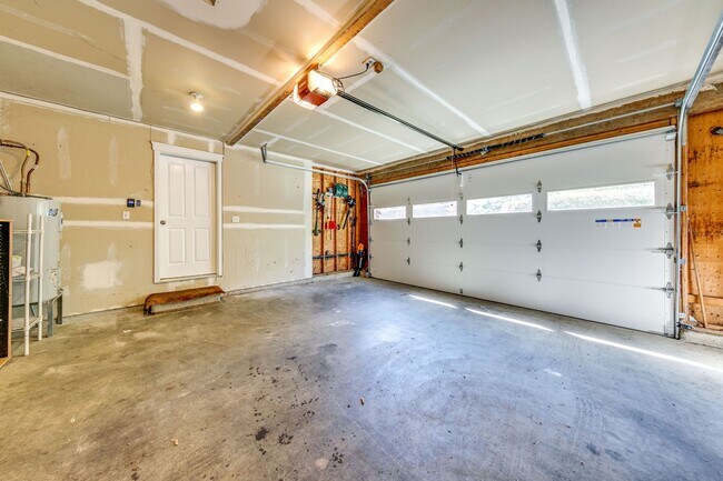 Building Photo - Beautiful Downtown Home