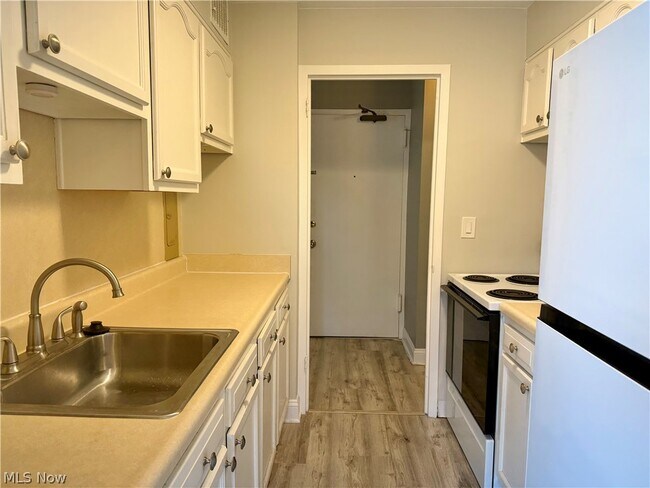 Building Photo - 11850 Edgewater Dr