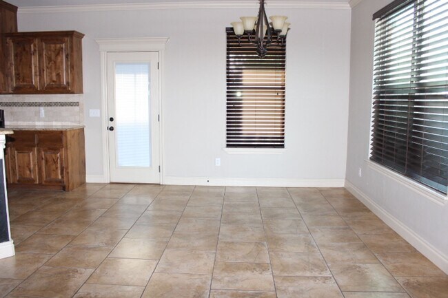 Building Photo - Southwest home, close to hospital, shopping, restaurants and easy access to FT Sill