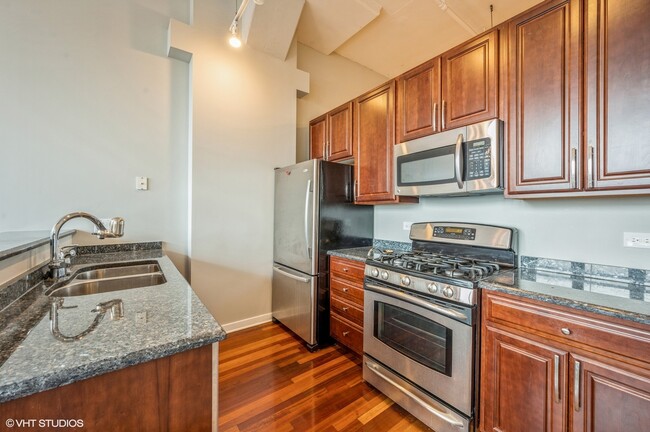 Building Photo - 1224 W Van Buren St