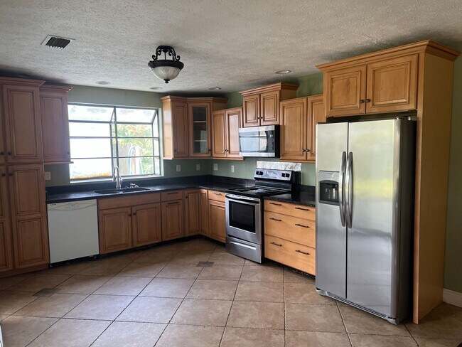 Building Photo - Spectacular 3 bedroom / 2 bath Single Family with a Golf Course!!!