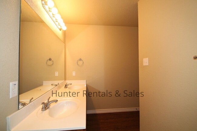 Building Photo - Spacious Duplex!