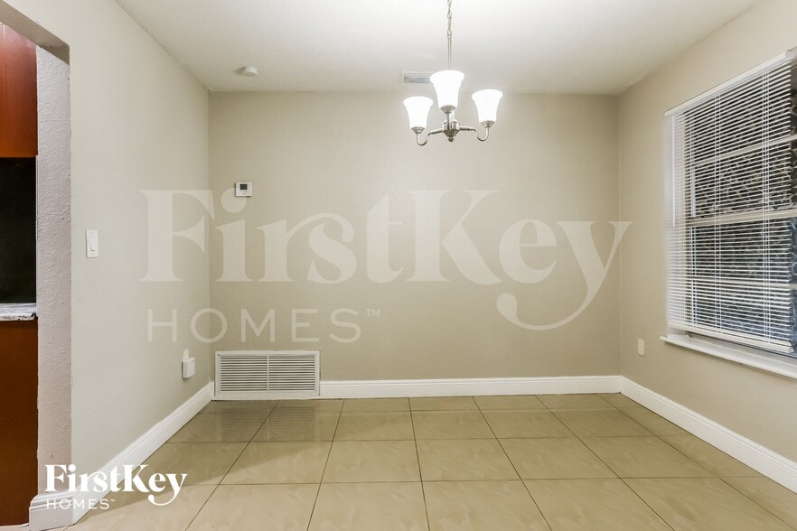 Building Photo - 7560 Venetian St