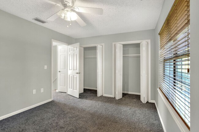 Building Photo - Two-Bedroom Townhouse near Park