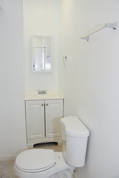 Bathroom - 851 SW 49th Ter