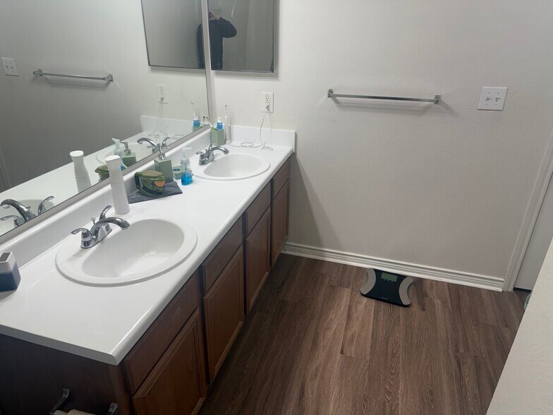 Bathroom - 18347 Redland Rd