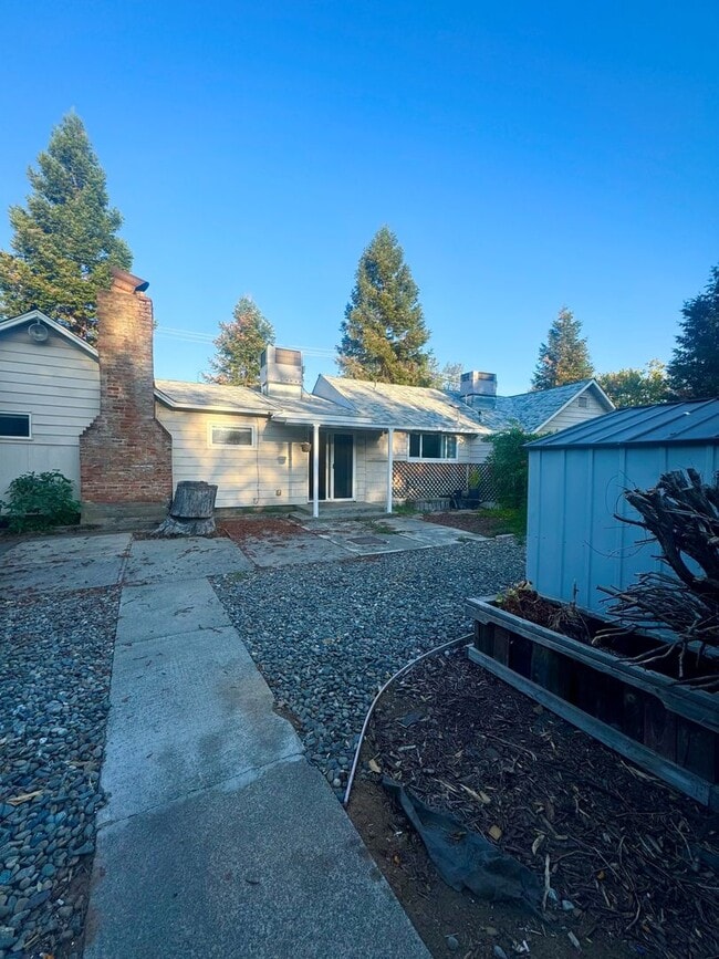Building Photo - Spacious 3 Bedroom!