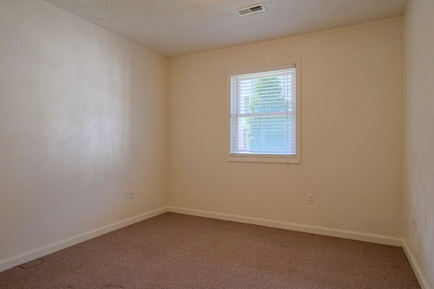 Building Photo - 913 Giles Rd