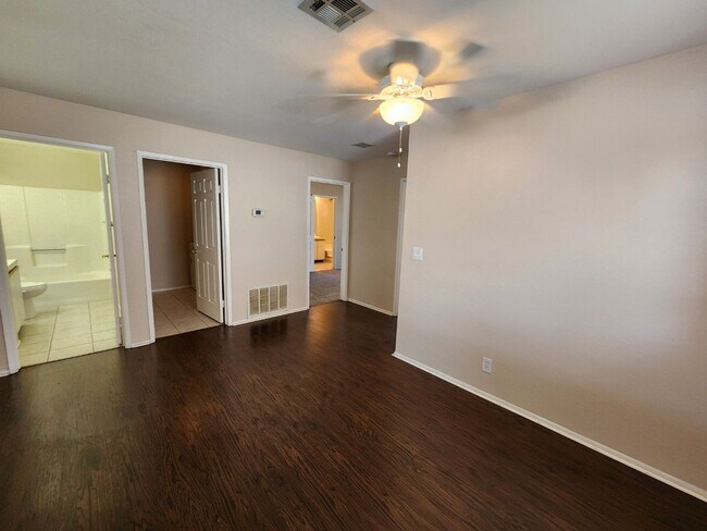 Building Photo - Lovely 2 Bed 2 Bath Downstairs Condo in Gr...