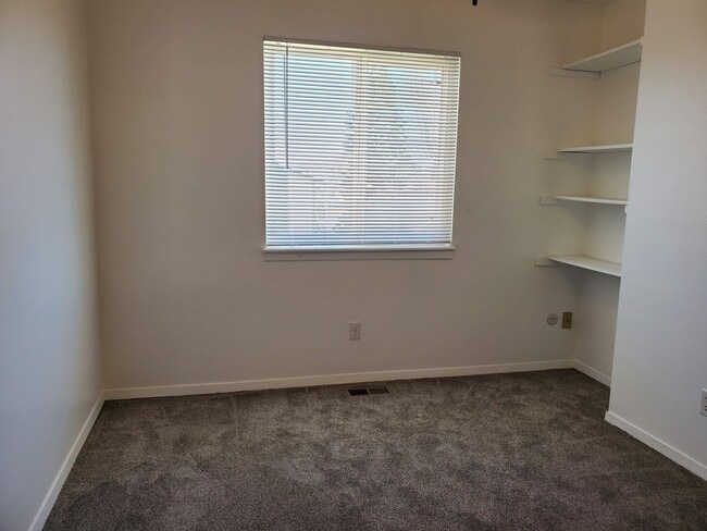 Building Photo - Townhome (end unit) with 2 bedrooms, 1.5 bath