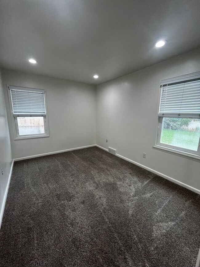 Building Photo - 856 N 300 W