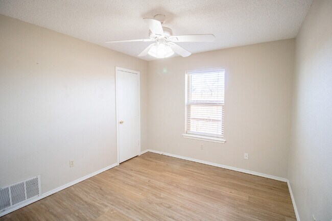 Building Photo - Charming 3-Bed, 2-Bath Home located in a cul-de-sac!