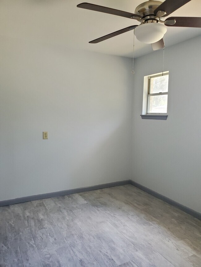 Building Photo - 113 E Hoogland Ave