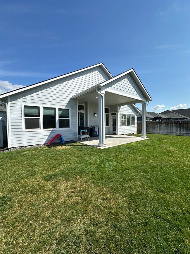 Building Photo - 3 bedroom, 2.5 bath with bonus room in Wes...