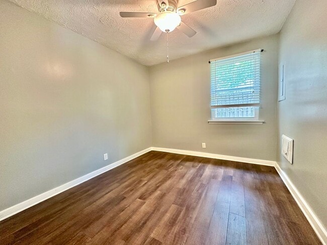 Building Photo - Cozy 2 bedroom Duplex!