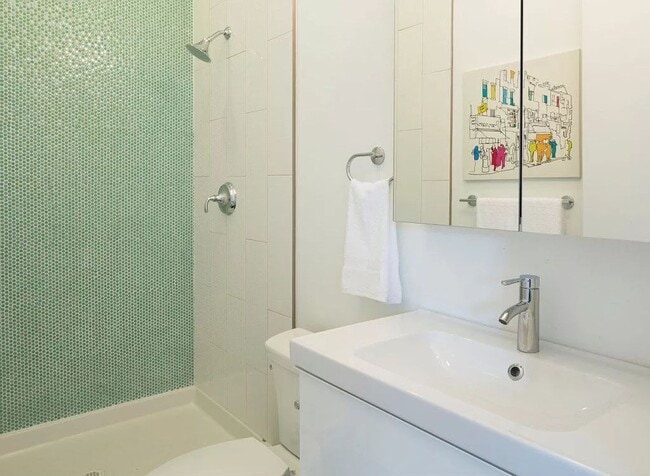 Building Photo - Beautiful Modern 3BR/3BA with In Unit Laun...