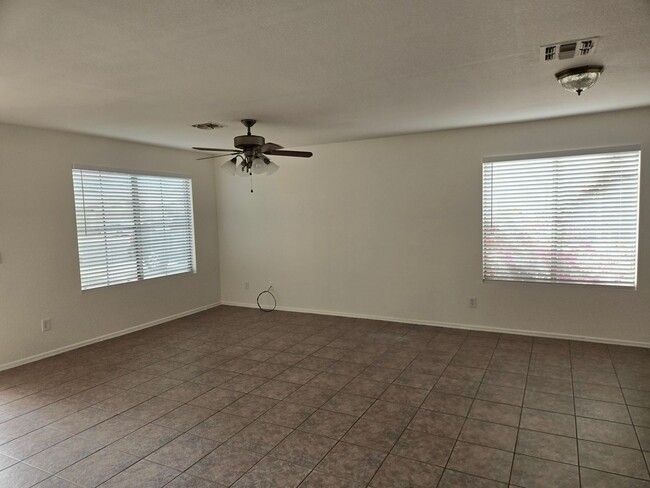 Building Photo - 3 bed 2 bath in Goodyear! No HOA