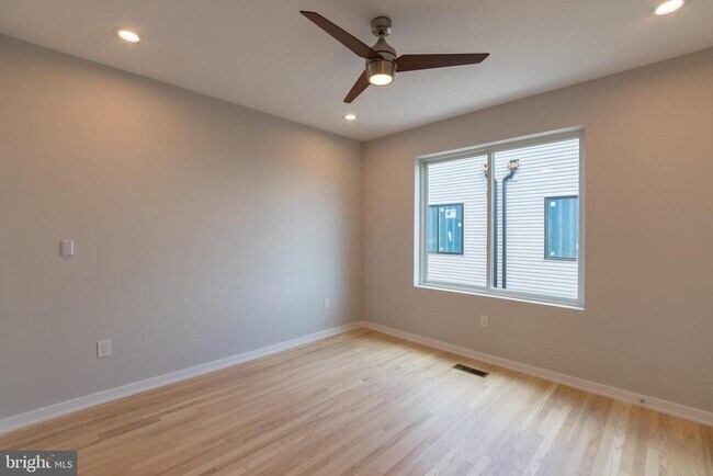 Building Photo - 1351 S Myrtlewood St
