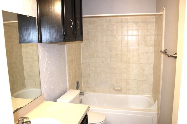 Building Photo - Spacious 2/2/1 Townhouse in Frenship ISD