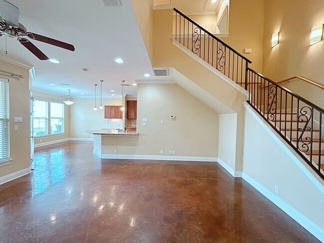 Building Photo - 3 Bedroom Townhouse in Gated Community off...