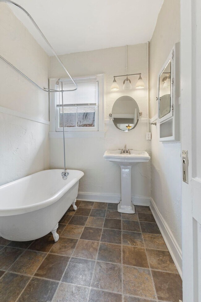 Building Photo - 5703 E Washington St