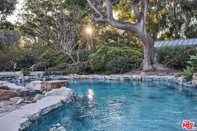 Building Photo - 6715 Fernhill Dr