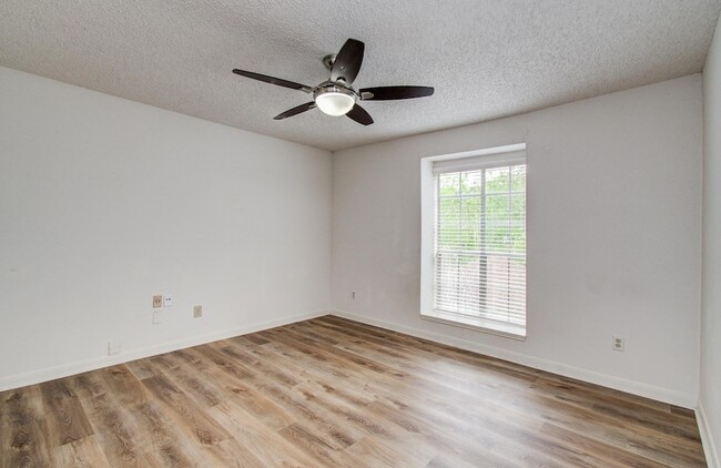 Building Photo - 12400 Overbrook Ln
