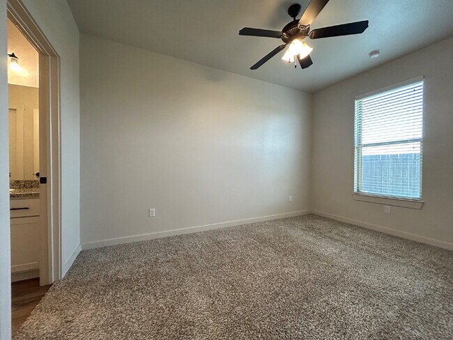 Building Photo - A 2 Bedroom, 2 Bath waiting to be called y...