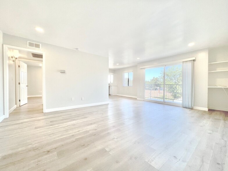 Interior Photo - 7437 Haskell Avenue