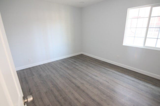 Building Photo - 1231 E 53rd St