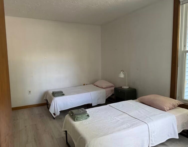 Building Photo - 41 Hollywood St.