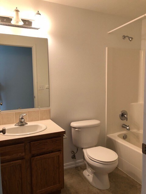 Building Photo - 4 Bedroom 2.5 Bath with 2 car garage