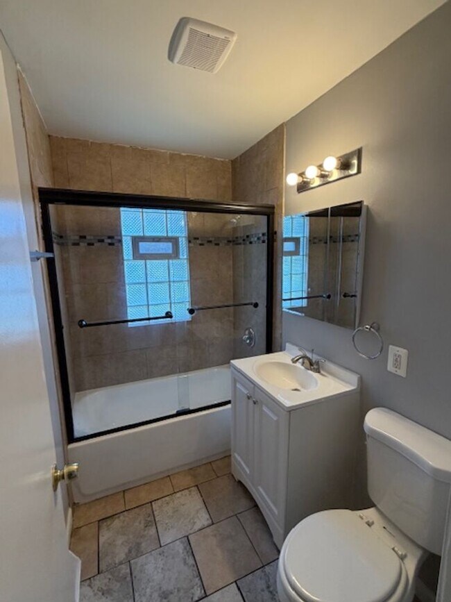 Building Photo - Move-In Ready! 4bd, 2ba