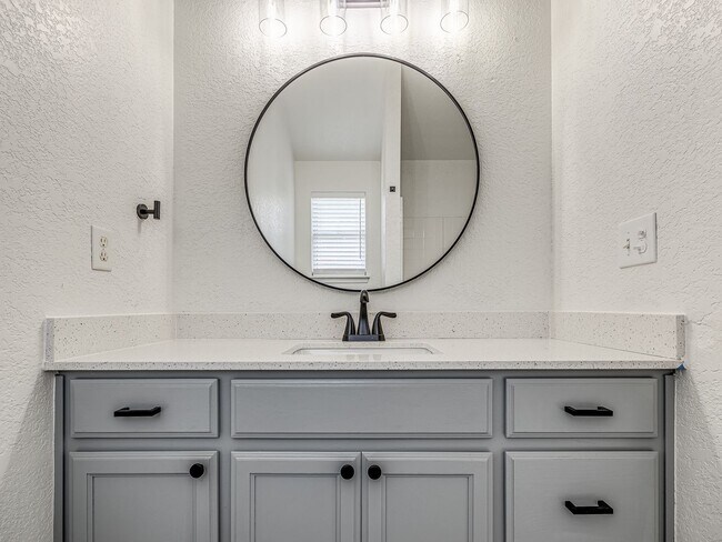 Building Photo - Newly remodeled home in Yukon!