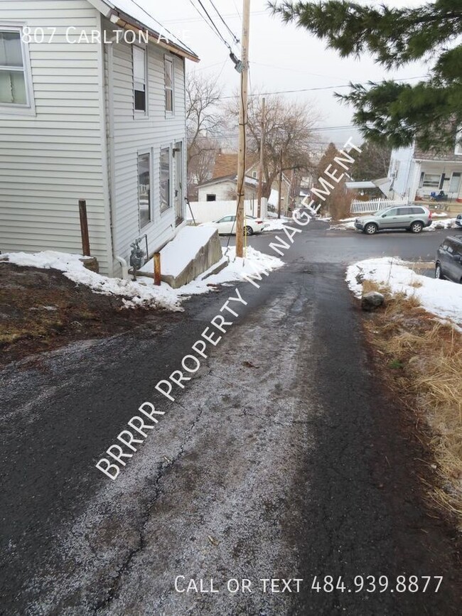 Building Photo - 807 Carlton Ave