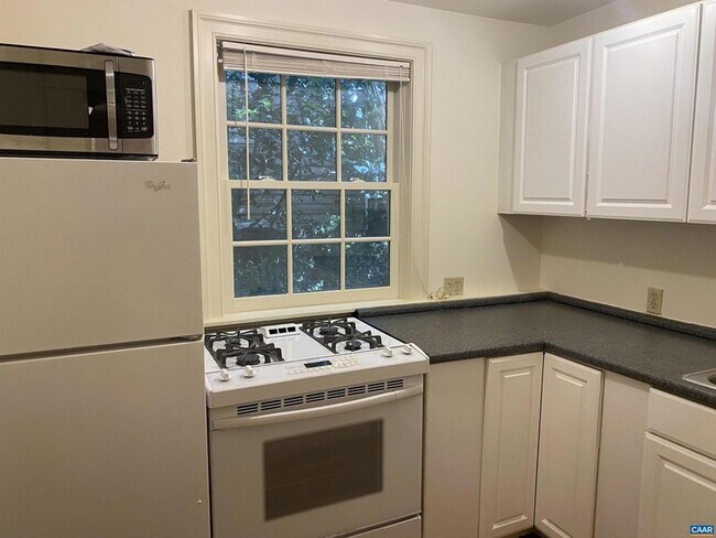 Building Photo - 415 2nd St NE