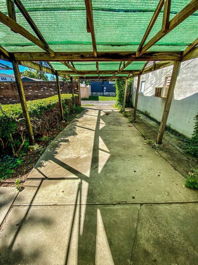 Building Photo - Remodeled Westgate Home with Attached Prof...
