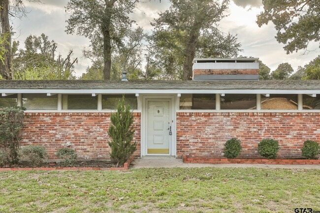 Building Photo - 3215 Fernwood Dr