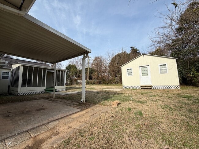 Building Photo - Large Home suitable for Residence or Business